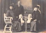 Buren van Maria Aaltje 1878-1955 (gezinsfoto).jpg